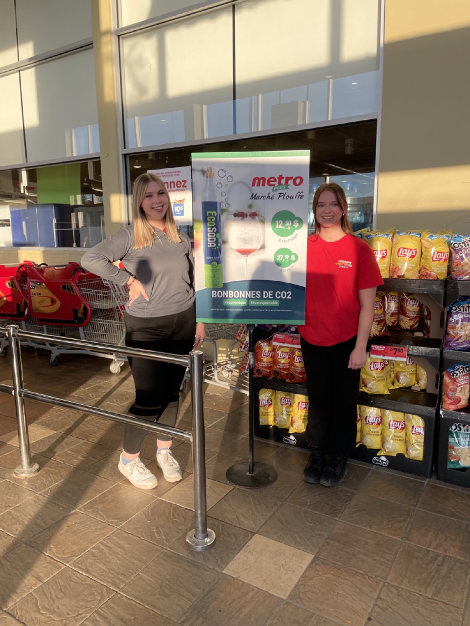 Deux femmes posent avec l'affiche Ecosoda
