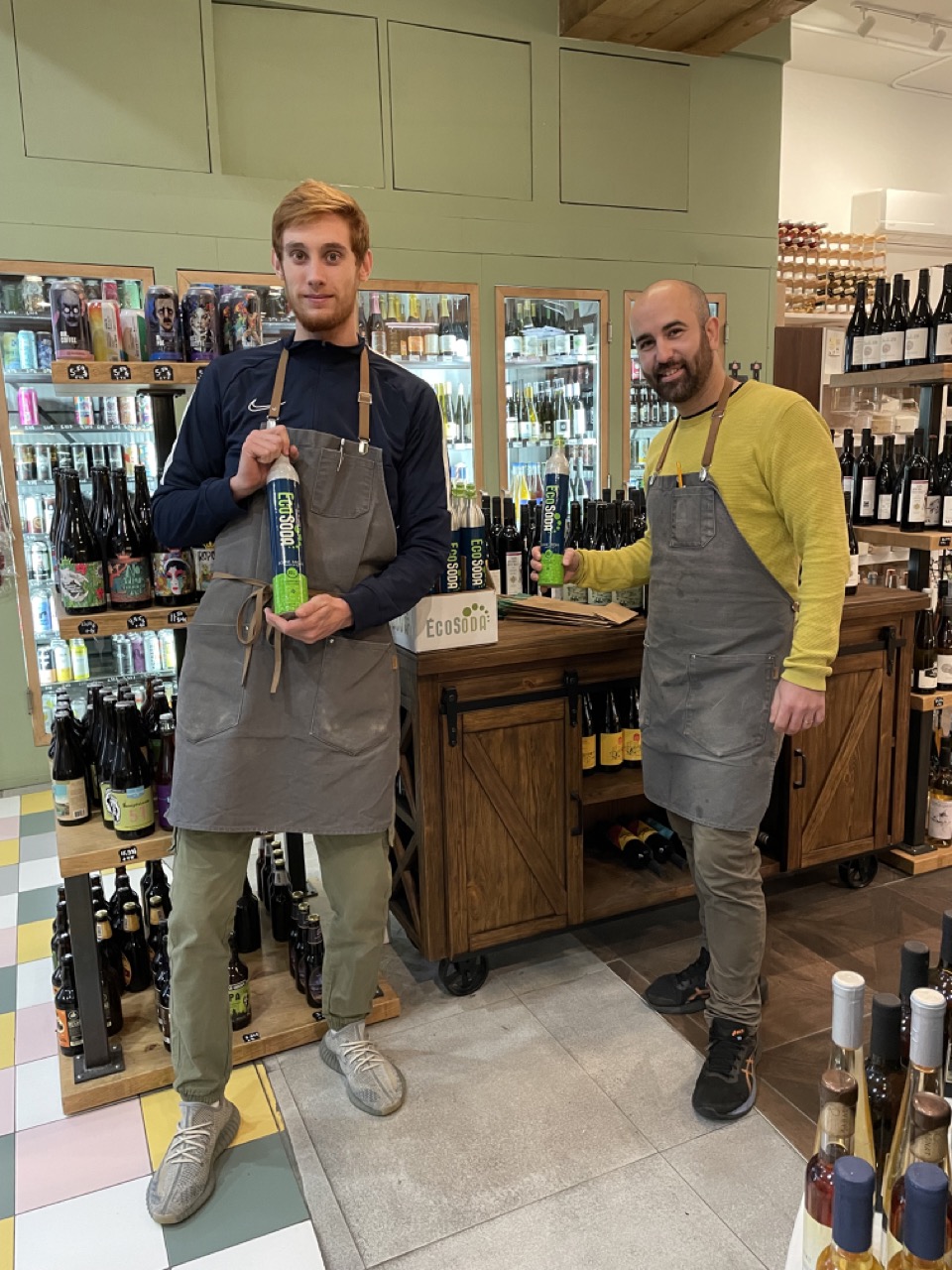 Propriétaire devant les produits Écosoda